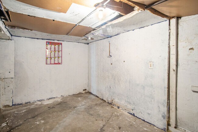 Primary Photo - 3 Bedroom Close to Creighton!
