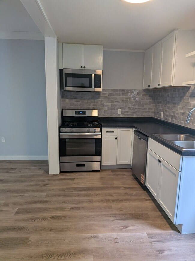 Building Photo - Move in Ready 4 Bed 2 Bath House