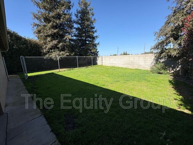 Building Photo - 1422 E Mesa Ct