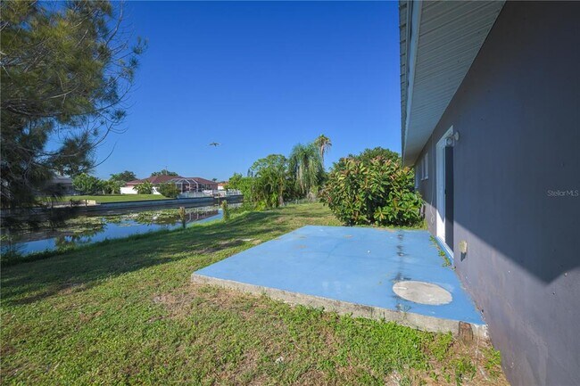 Building Photo - 1310 NE 4th Ter