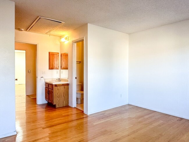 Building Photo - Beautiful TownHome Near Chatfield Reservoir