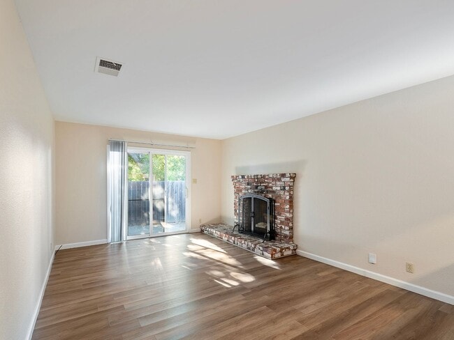 Building Photo - Single Level Ranch Home In Desirable Clayt...