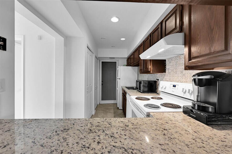 Building Photo - 4011 Coral Springs Dr