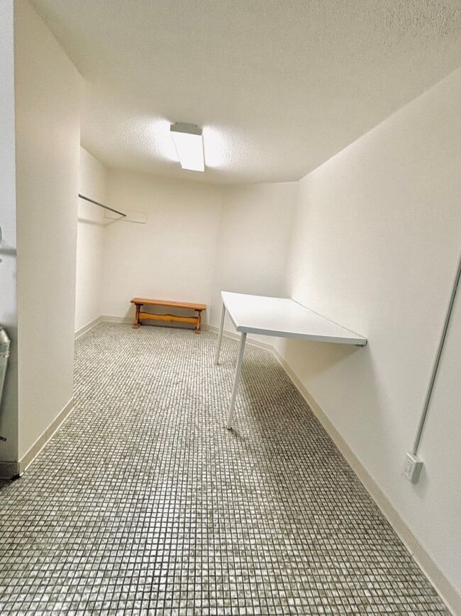 Building Photo - LOCATION LOCATION!  Prime, 1 bed/1 bath Co...