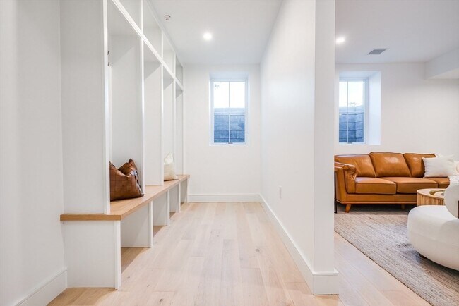 Building Photo - 15-17-17 Jewett Pl