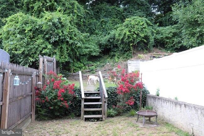 Building Photo - 317 Salaignac St