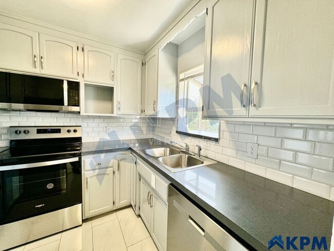 Building Photo - 2037 Lake Dr