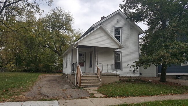Building Photo - 506 N Sycamore St