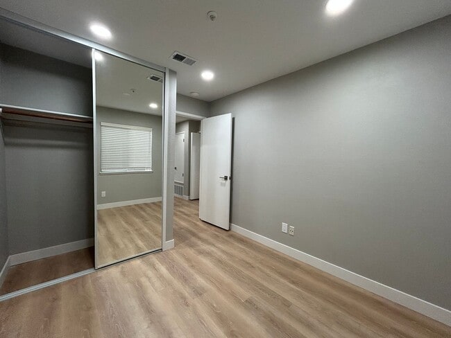 Building Photo - Sophisticated 2BR Walnut Creek Residence –...