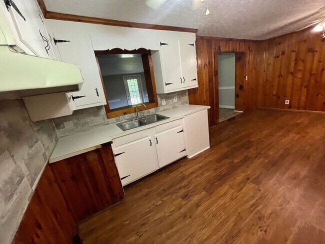 Building Photo - 3 bedroom 1.5 bath house available!   Large yard!