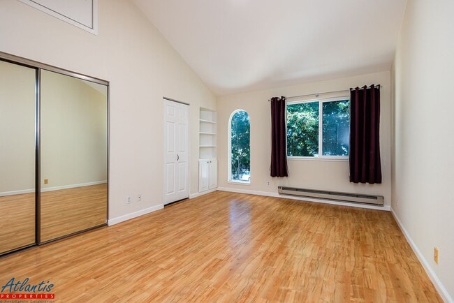 Building Photo - Lovely Townhouse | Private Outdoor Space