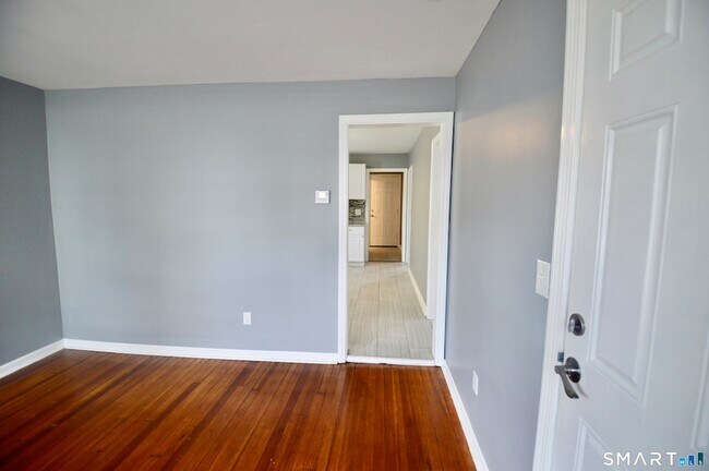 Building Photo - 807 Brewster St
