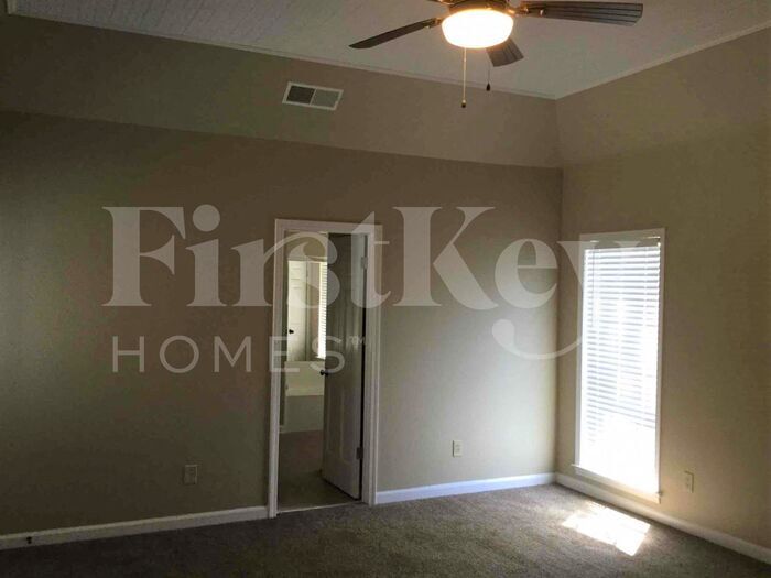 Building Photo - 2000 Littlemore Dr