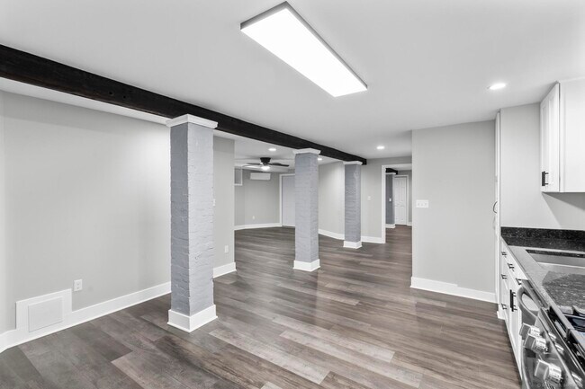 Building Photo - 548 Ferry St