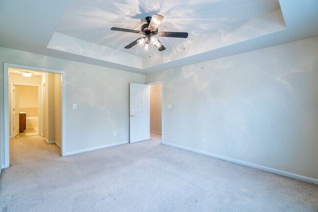 Building Photo - Bright And Spacious 3 Bed 2.5 Bath End-Uni...