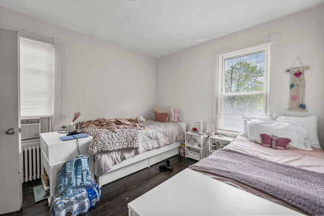 Building Photo - 4 bedrooms, 2 bathrooms, legal for 8 people