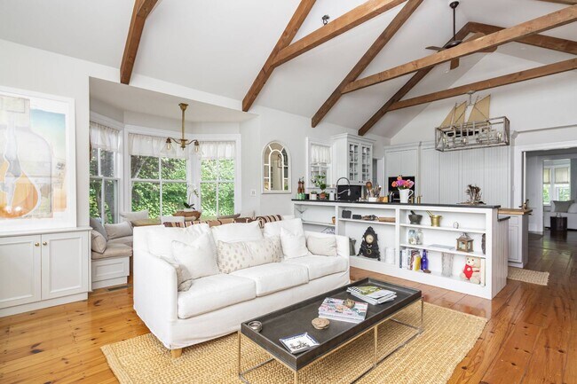 Building Photo - 135 Meeting House Ln