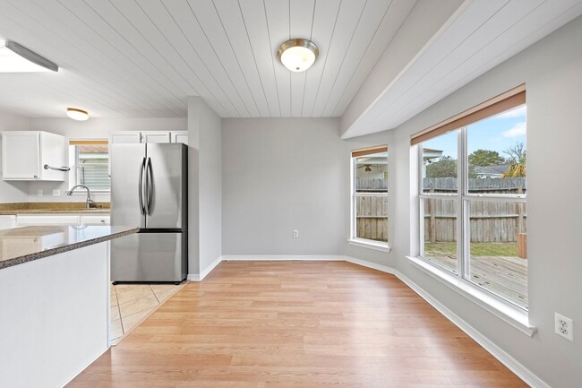 Building Photo - Charming 3 Bedroom in Destin!