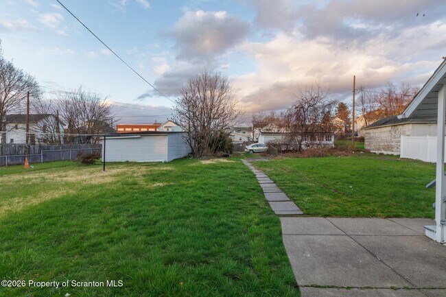 Building Photo - 623 E Elm St