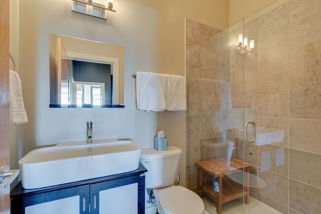 Building Photo - Stunning 3BR/2.5BA Condo in Prime Belmont/...