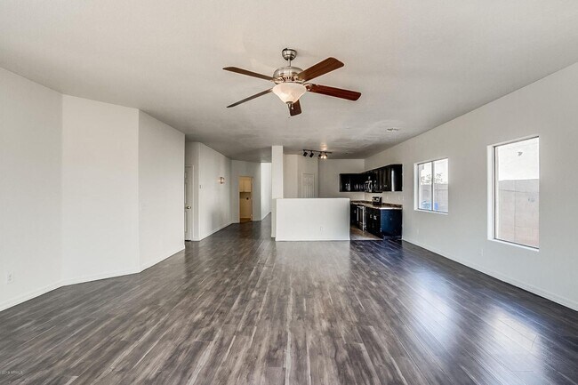 Building Photo - Charming 4 Bedroom 3 Bath 3 Car garage Hom...