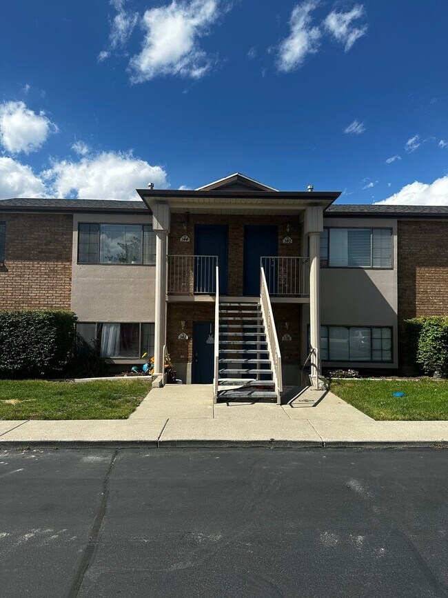 Building Photo - 318 W 620 N