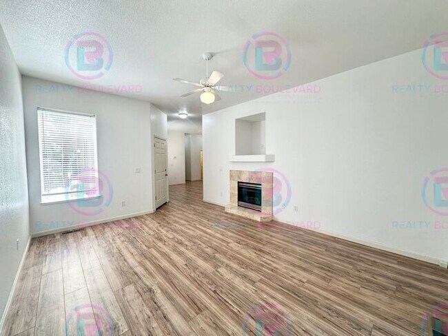 Building Photo - 3 Bedroom 2.5 Bathroom + Loft & 2 Car gara...