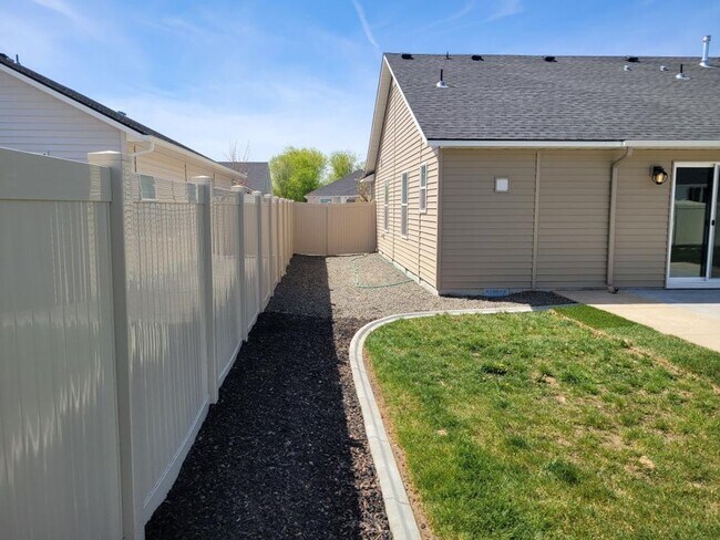 Building Photo - Executive Rental!