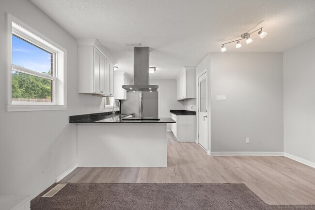 Building Photo - 206 Mockingbird St