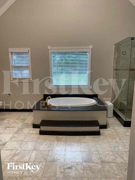 Building Photo - 1020 Forest Hills Dr SE