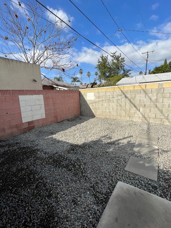 Building Photo - 2038 S Sycamore St