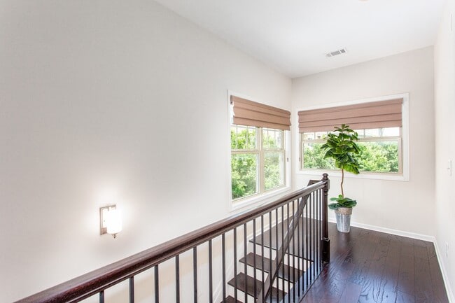 Building Photo - 745 Fountainhead Ln NE
