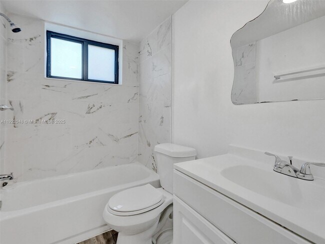 Building Photo - 114 SE 8th St