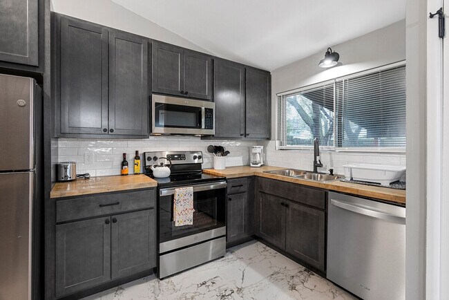 Building Photo - 2310 Dove Dr