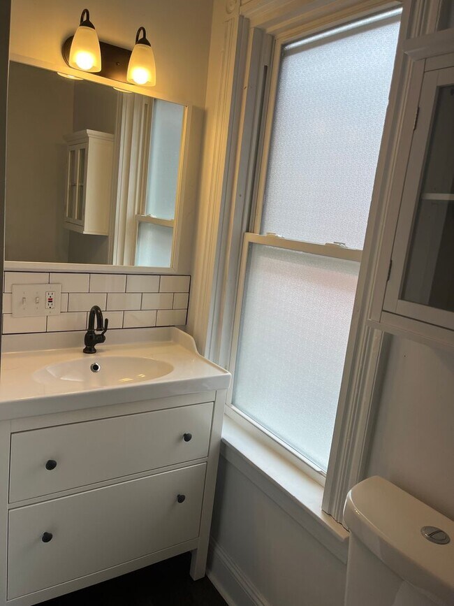 Building Photo - Beautiful 5 Bedroom 2.5 bath Single Family Home in Prime Chestnut Hill Location!