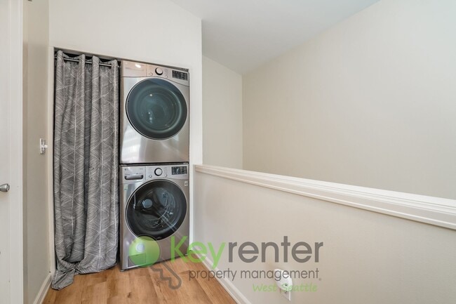 Building Photo - Stunning 3 Bed, 3.5 Bath Seattle Home with...