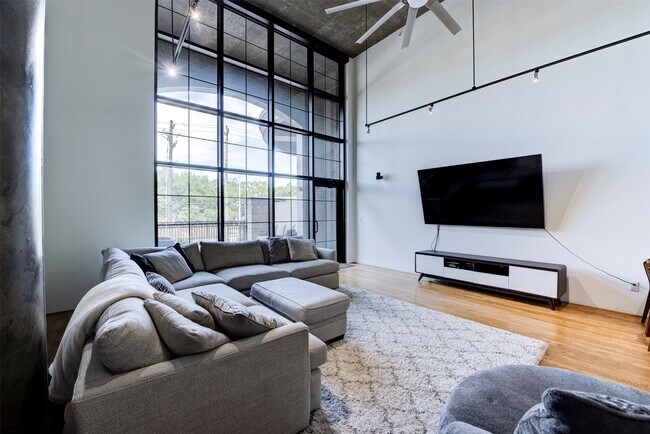 Building Photo - 1005 S Shepherd Dr