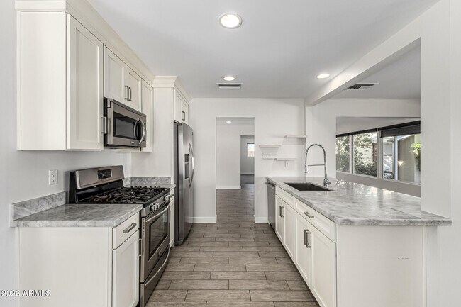 Building Photo - 3930 E Oak St