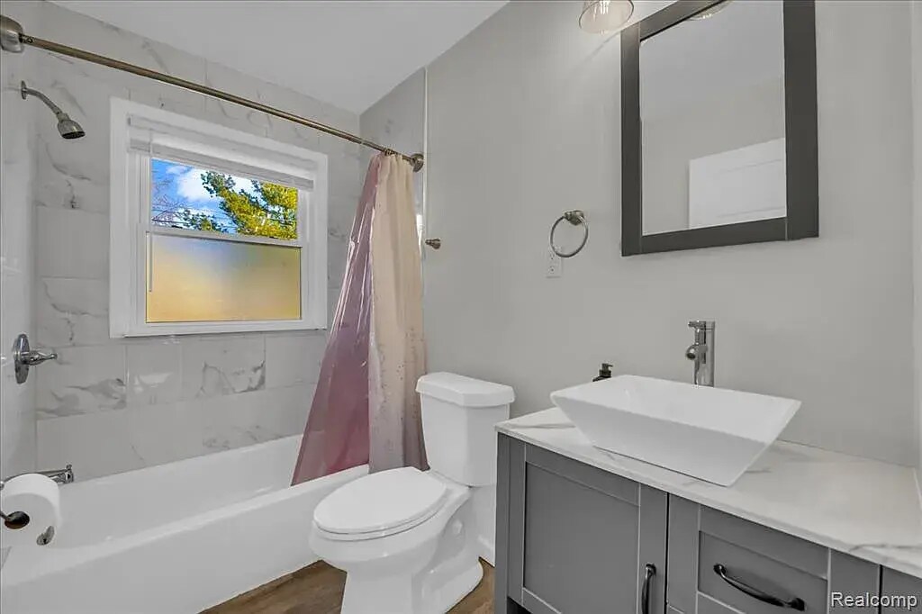 Building Photo - 266 Massoit St