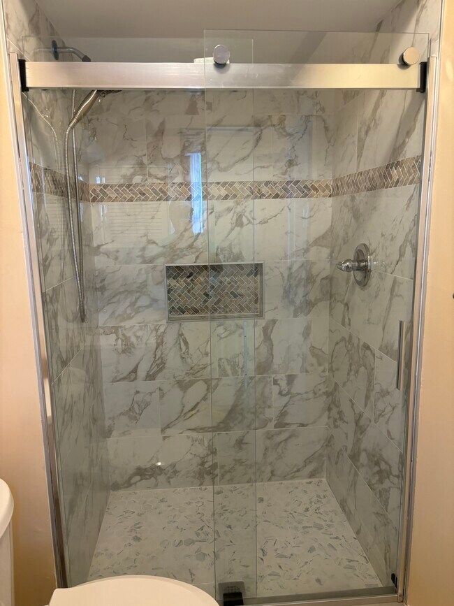 Building Photo - 5429 Grand Lake Crescent