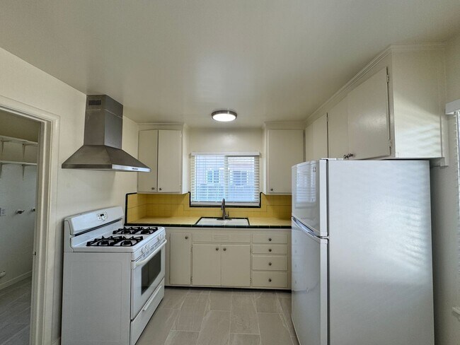 Building Photo - 1056 Pajaro St