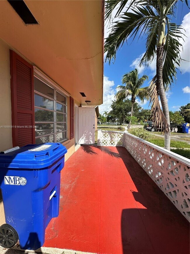 Building Photo - 16980 N Miami Ave