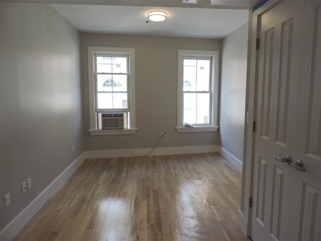 Building Photo - 40 Bow St