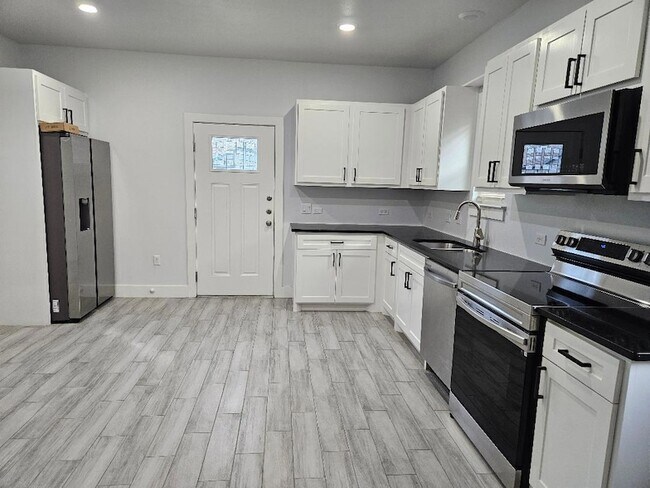 Building Photo - 305 Anderson St