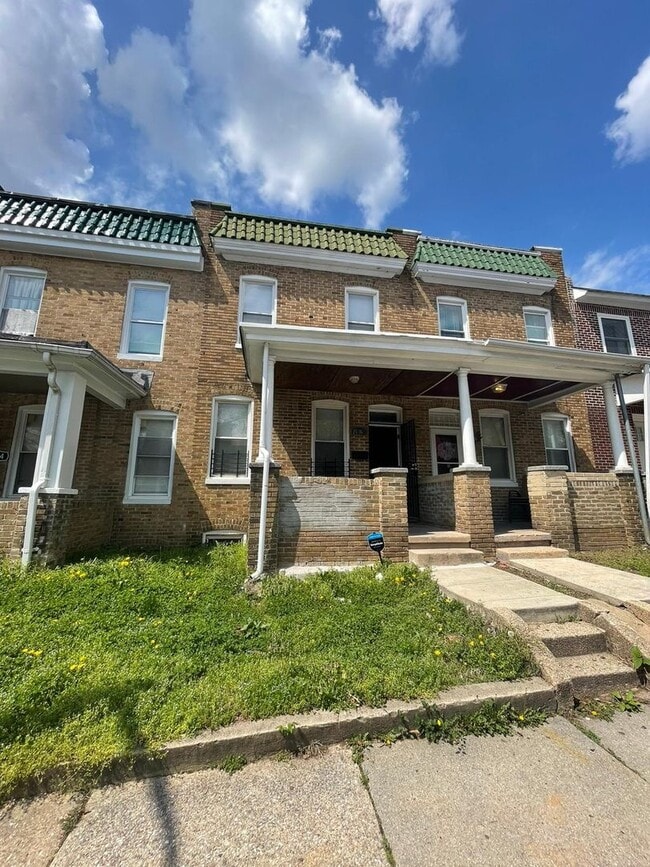 Building Photo - 2 Bedroom + Den Home with Porch, Fenced Yard, and Water Included on Barclay Street