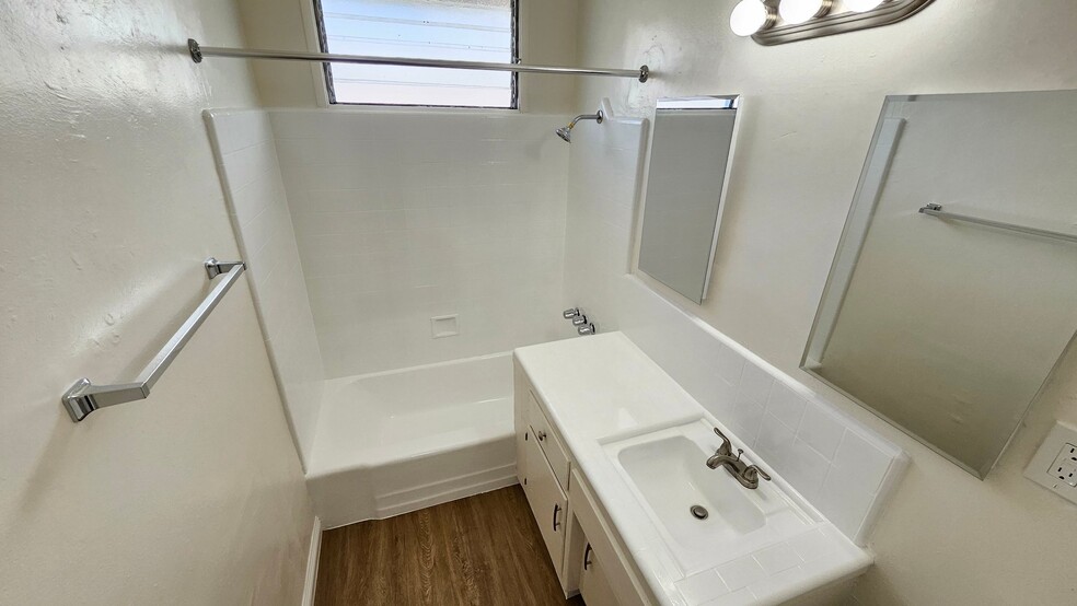 Building Photo - 3945 Stevely Ave