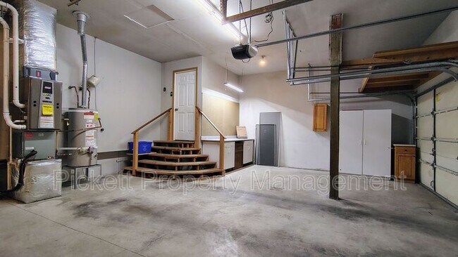 Building Photo - 2037 Gustaf St NE