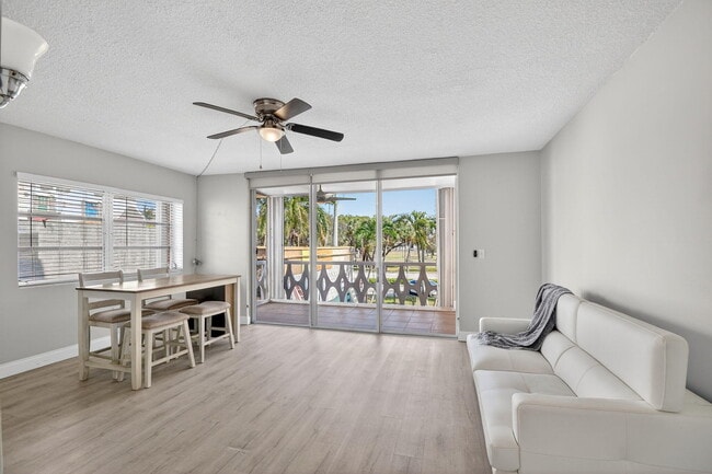 Building Photo - 15 S Golfview Rd