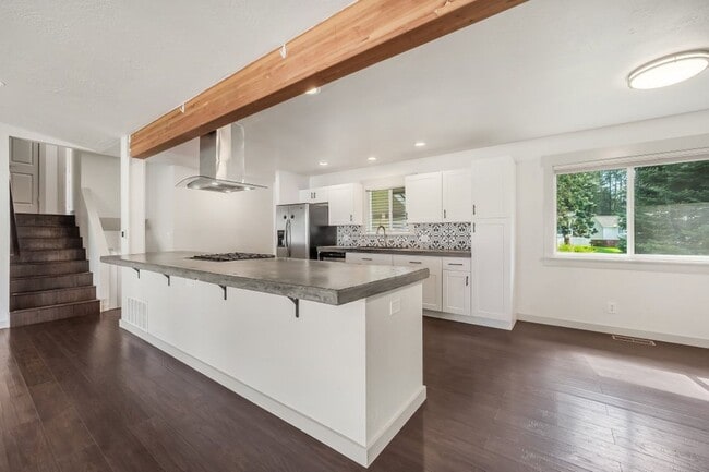 Building Photo - Emerald Estates 4 bed 2 bath with fenced yard