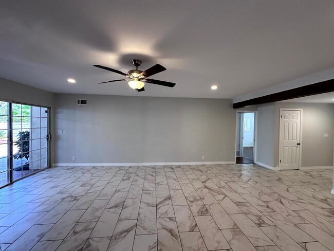 Building Photo - ***MOVE-IN SPECIAL 2 WEEKS FREE RENT***Fan...